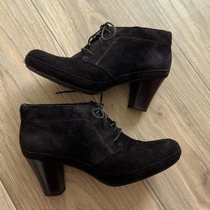 HUGE MOVING SALE!!! Clarks black leather suede lace up booties